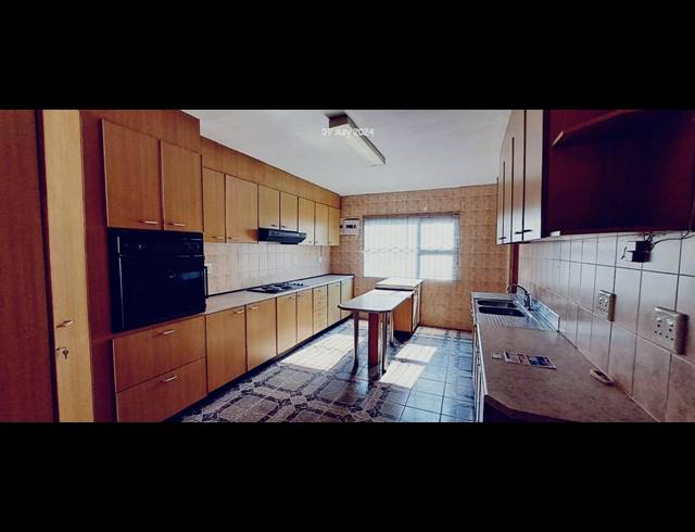 6 BEDROOM FREESTANDING FOR SALE IN MOUNTAIN RISE